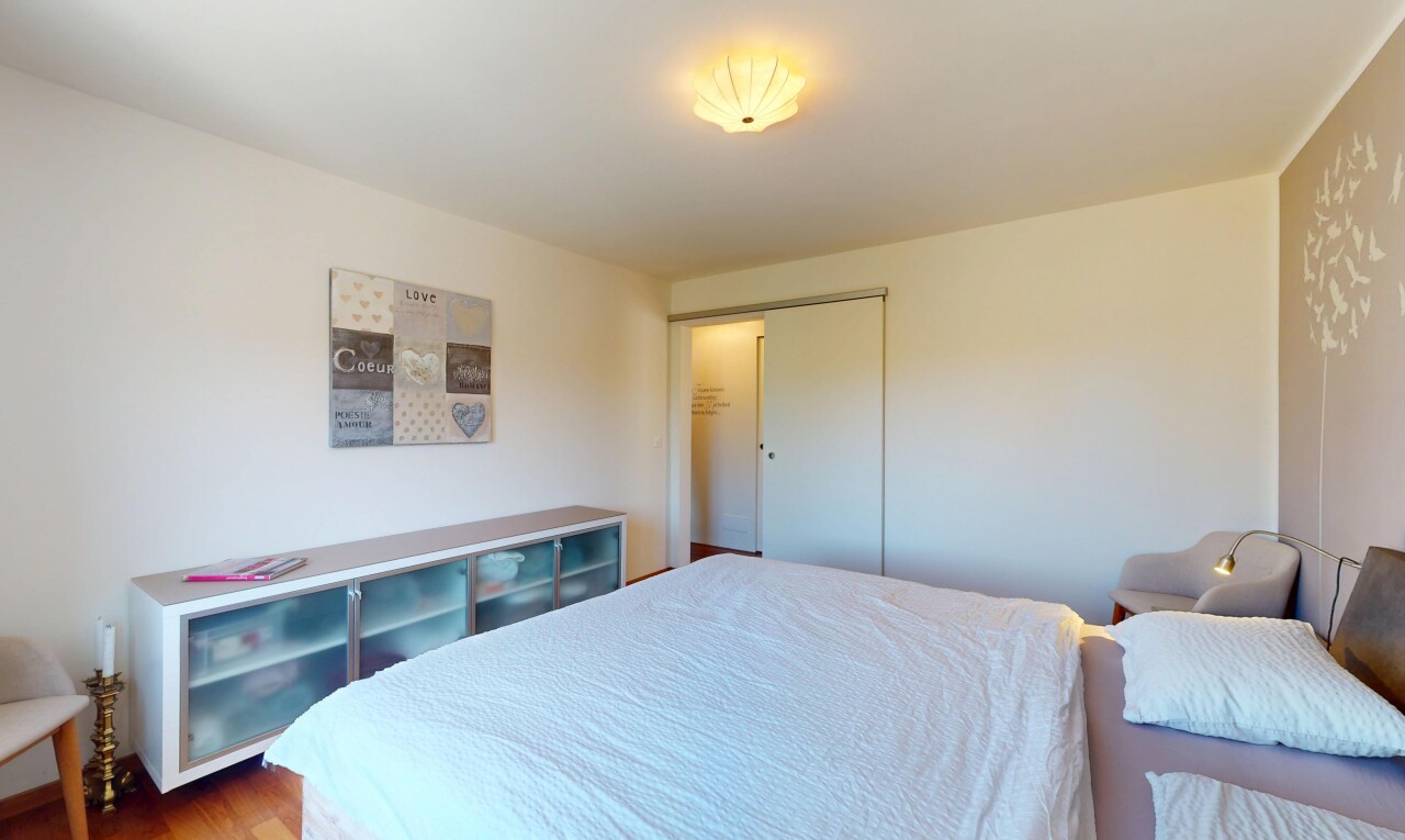zimmer / schlafzimmer mit holzfußboden, kleiderschrank, und gipskartonwand
