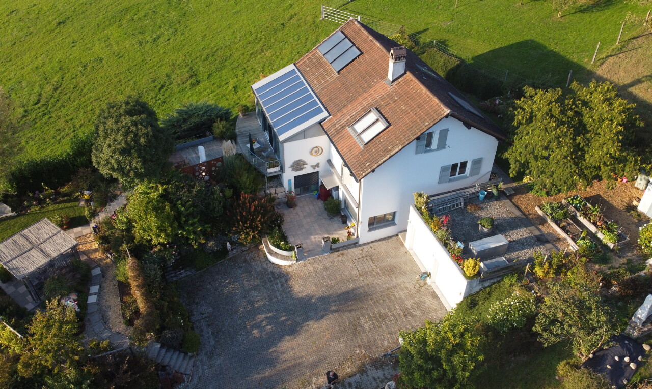 außenansicht mit parkplatz und solaranlage