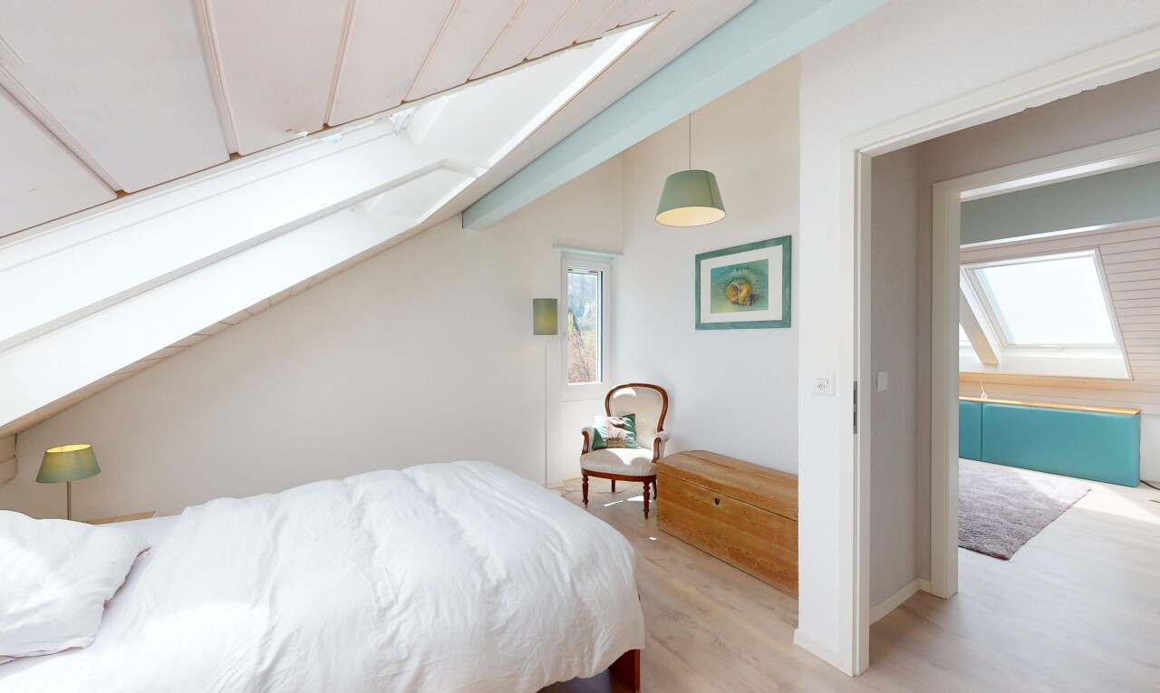 zimmer / schlafzimmer mit holzfußboden, gipskartonwand, dachschräge, und natürliches licht