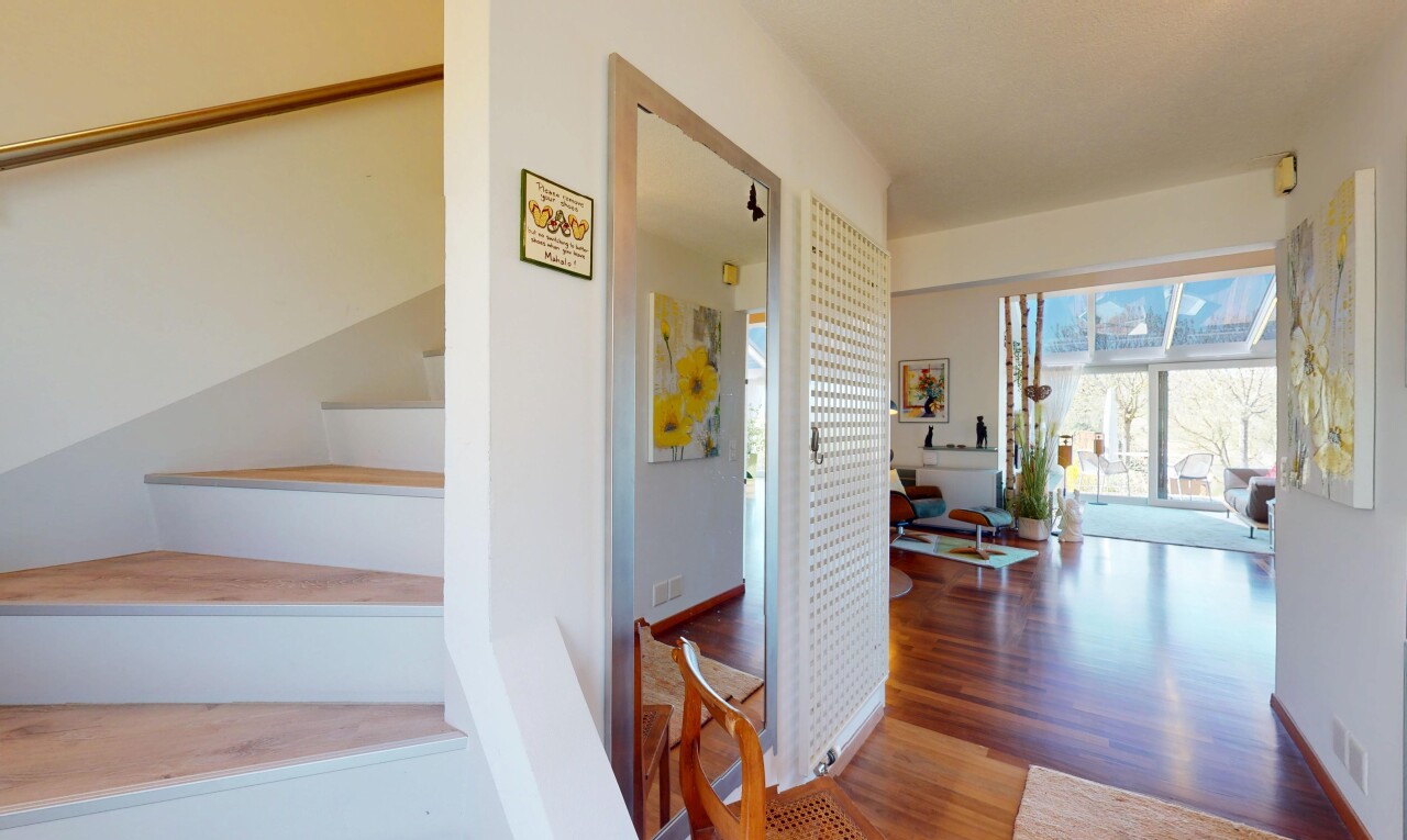 treppe mit holzfußboden, natürliches licht, und gipskartonwand