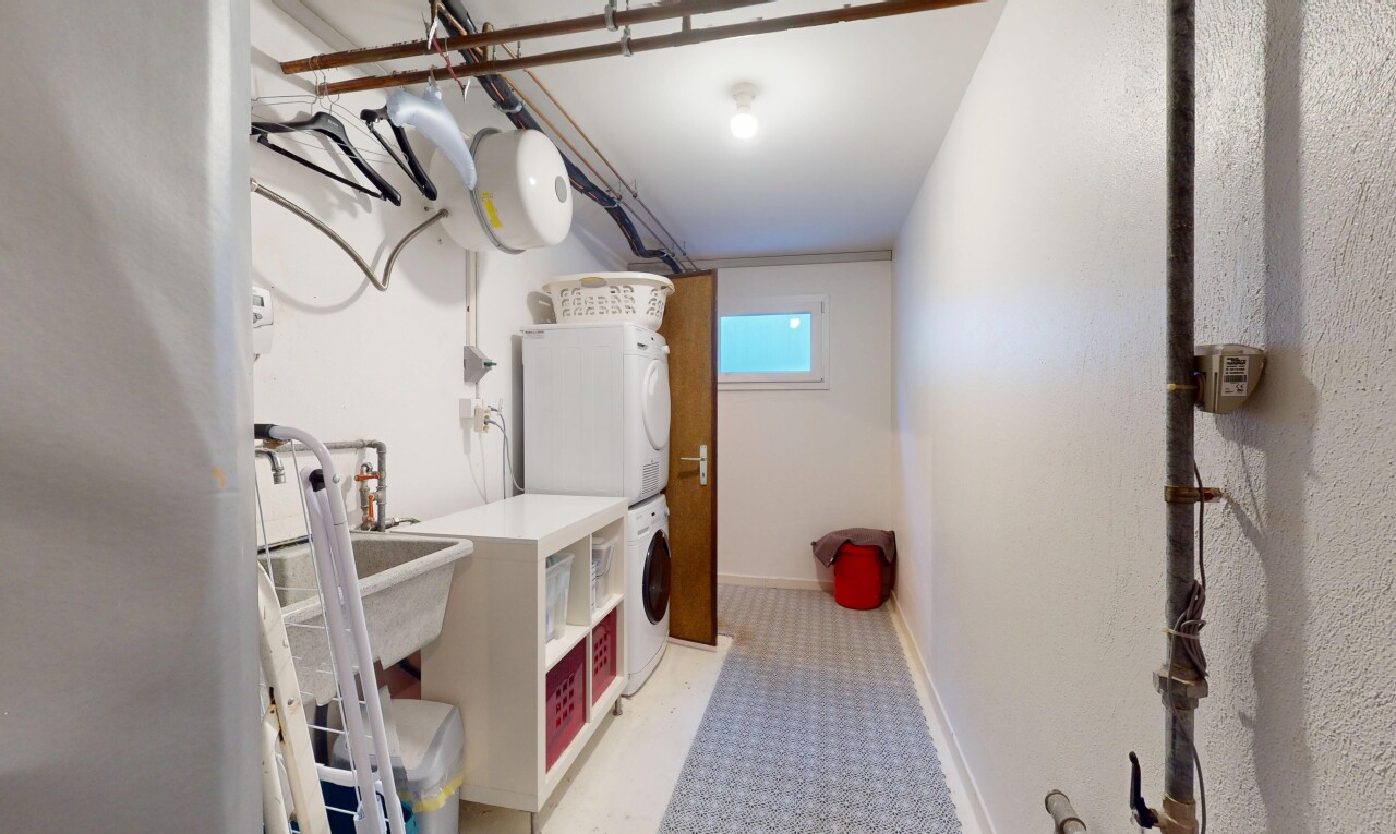 innenraum mit gipskartonwand, sockelleisten, natürliches licht, keller, und waschturm