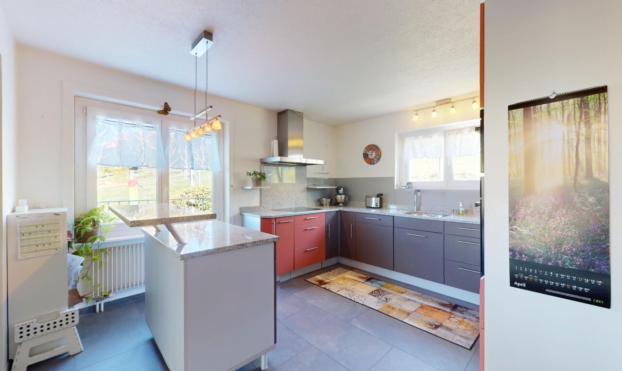 küche mit waschbecken, gipskartonwand, kühler, dunstabzugshaube, und natürliches licht