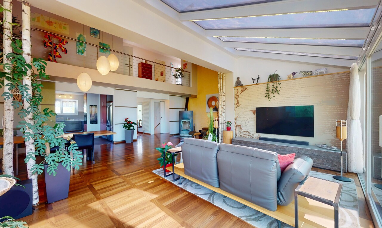 wohn- / esszimmer mit fernseher, dachschräge, gipskartonwand, natürliches licht, und holzfußboden