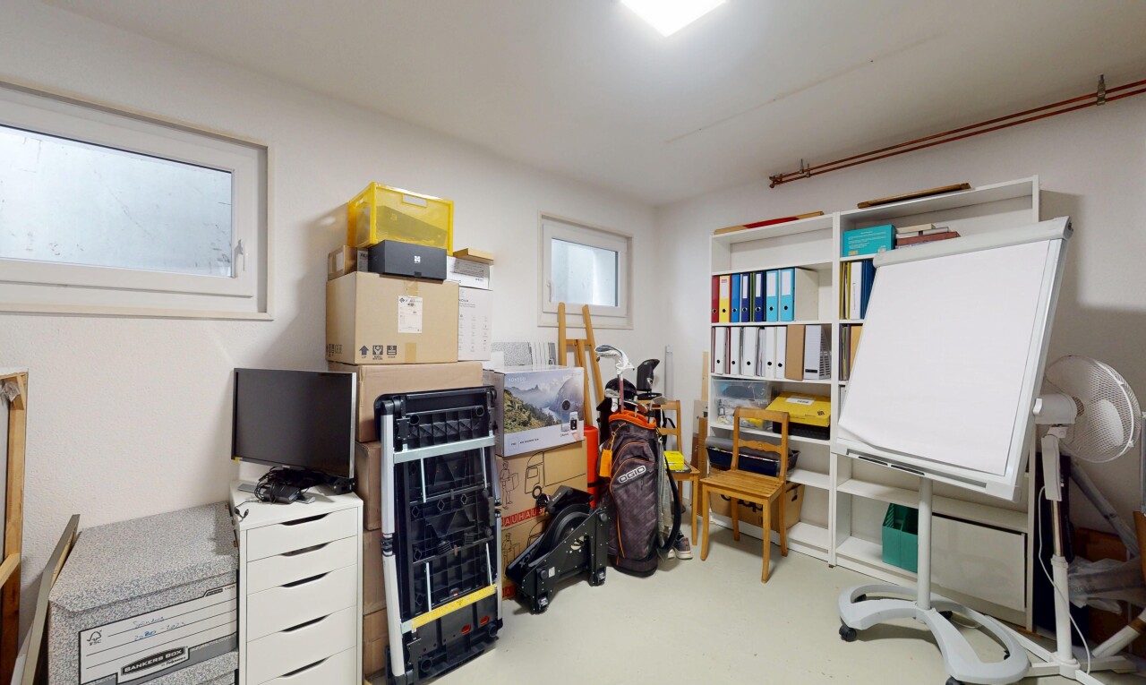 büro mit fernseher, gipskartonwand, und natürliches licht