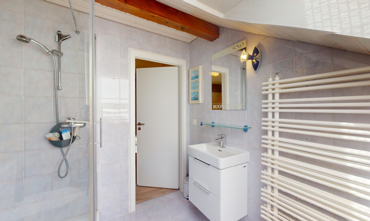 bad mit waschbecken, kühler, dusche, komplettes badezimmer, und spiegel