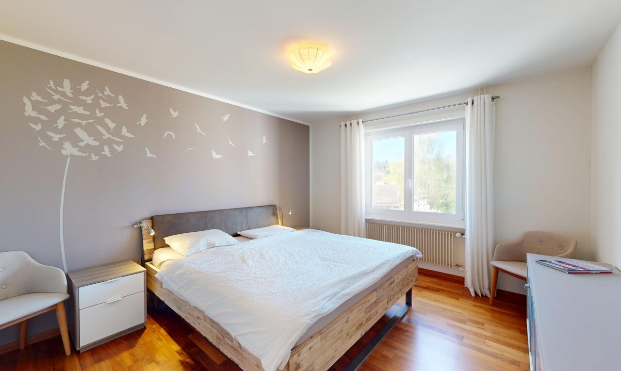 zimmer / schlafzimmer mit holzfußboden, kühler, gipskartonwand, und natürliches licht