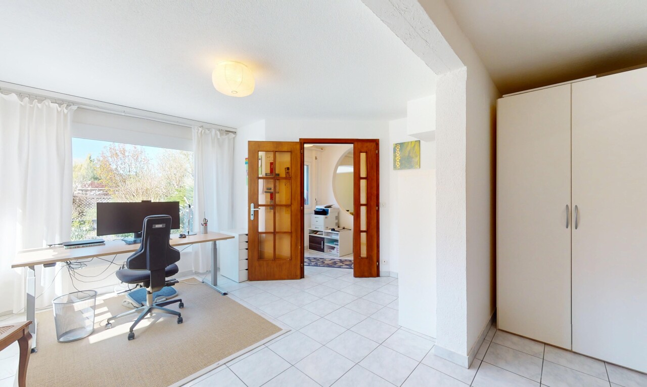 büro mit gipskartonwand, bürobereich, fliesenboden, und natürliches licht