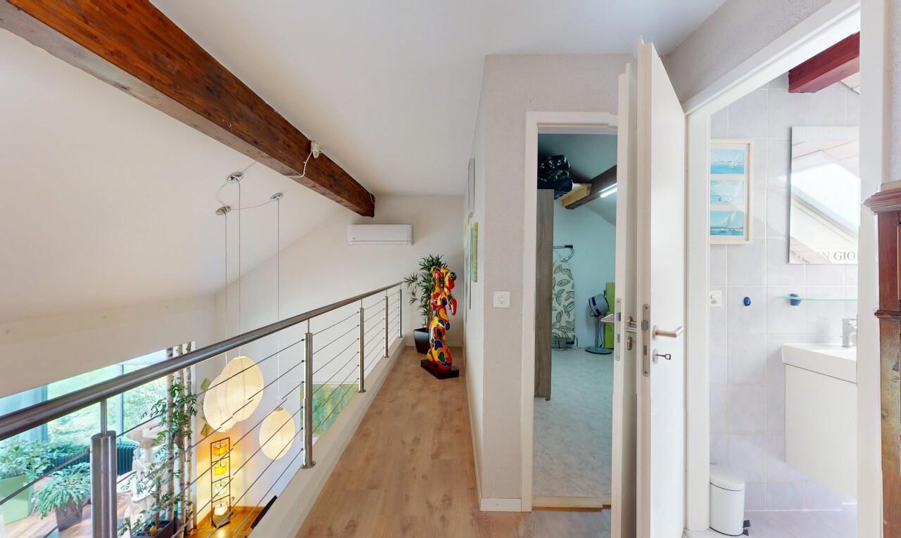 halle / korridor mit wandklimaanlage, balkendecke, holzfußboden, natürliches licht, und dachboden