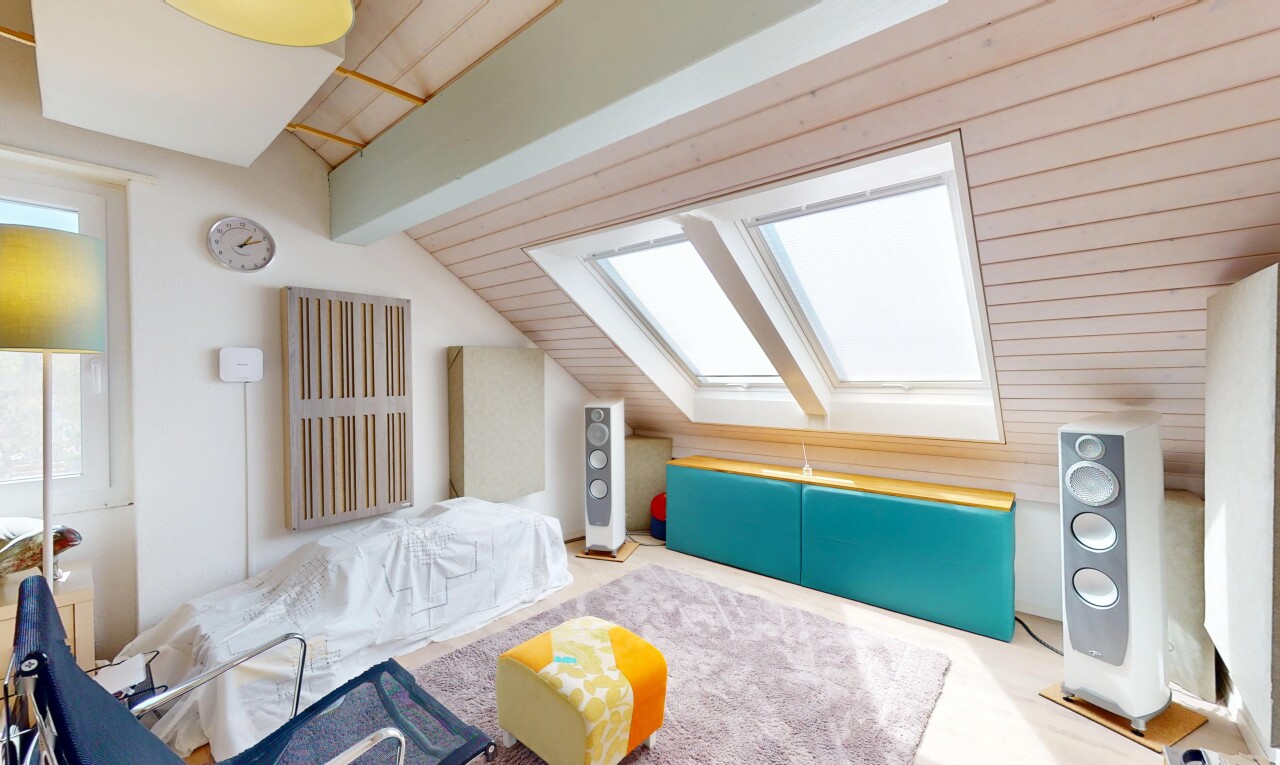 wohnzimmer mit gipskartonwand, zusätzliches zimmer, dachschräge, dachfenster, und balkendecke