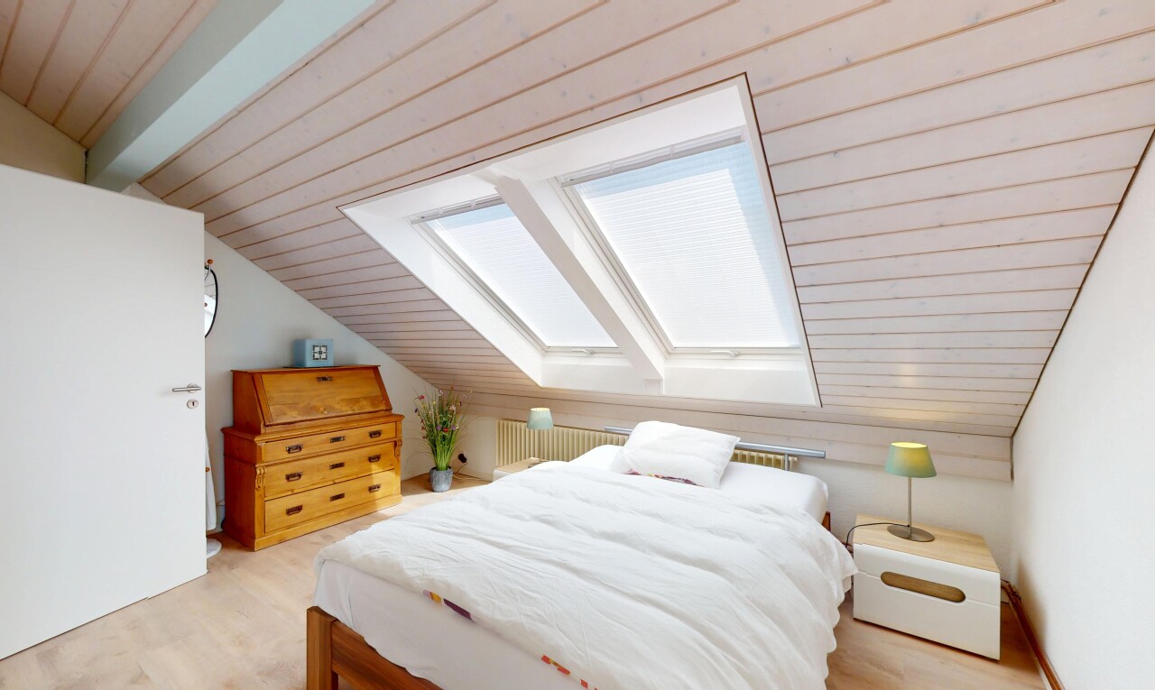 zimmer / schlafzimmer mit zusätzliches zimmer, dachschräge, kühler, dachfenster, und niedrige decke