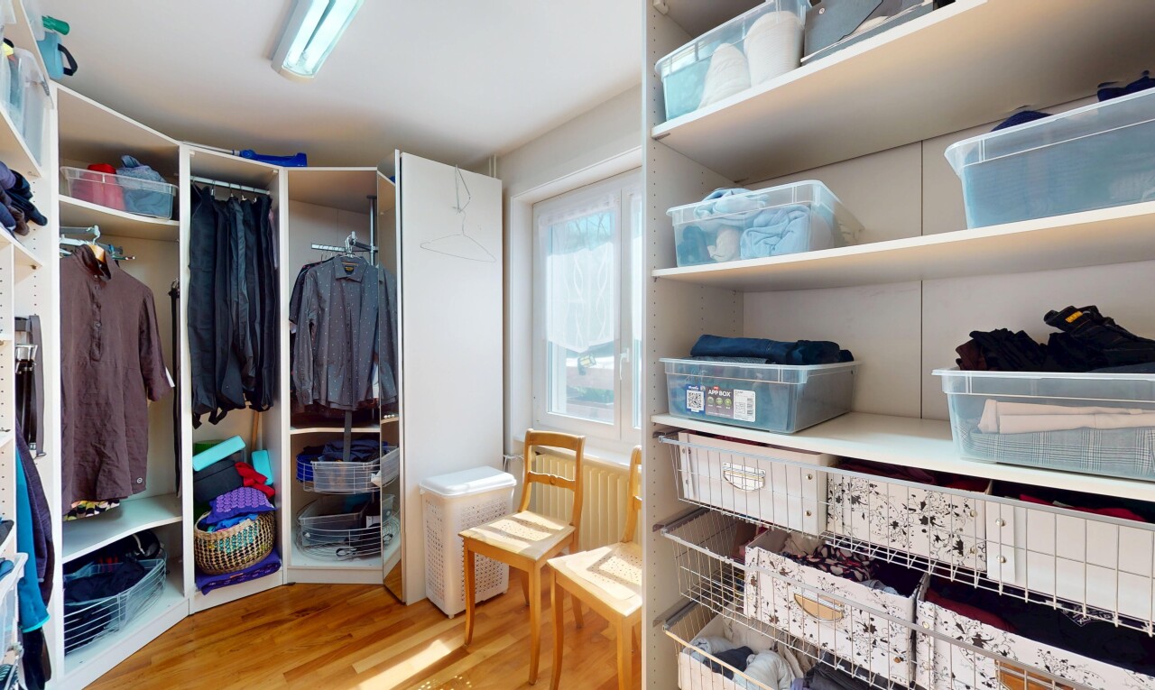 begehbarer kleiderschrank mit holzfußboden