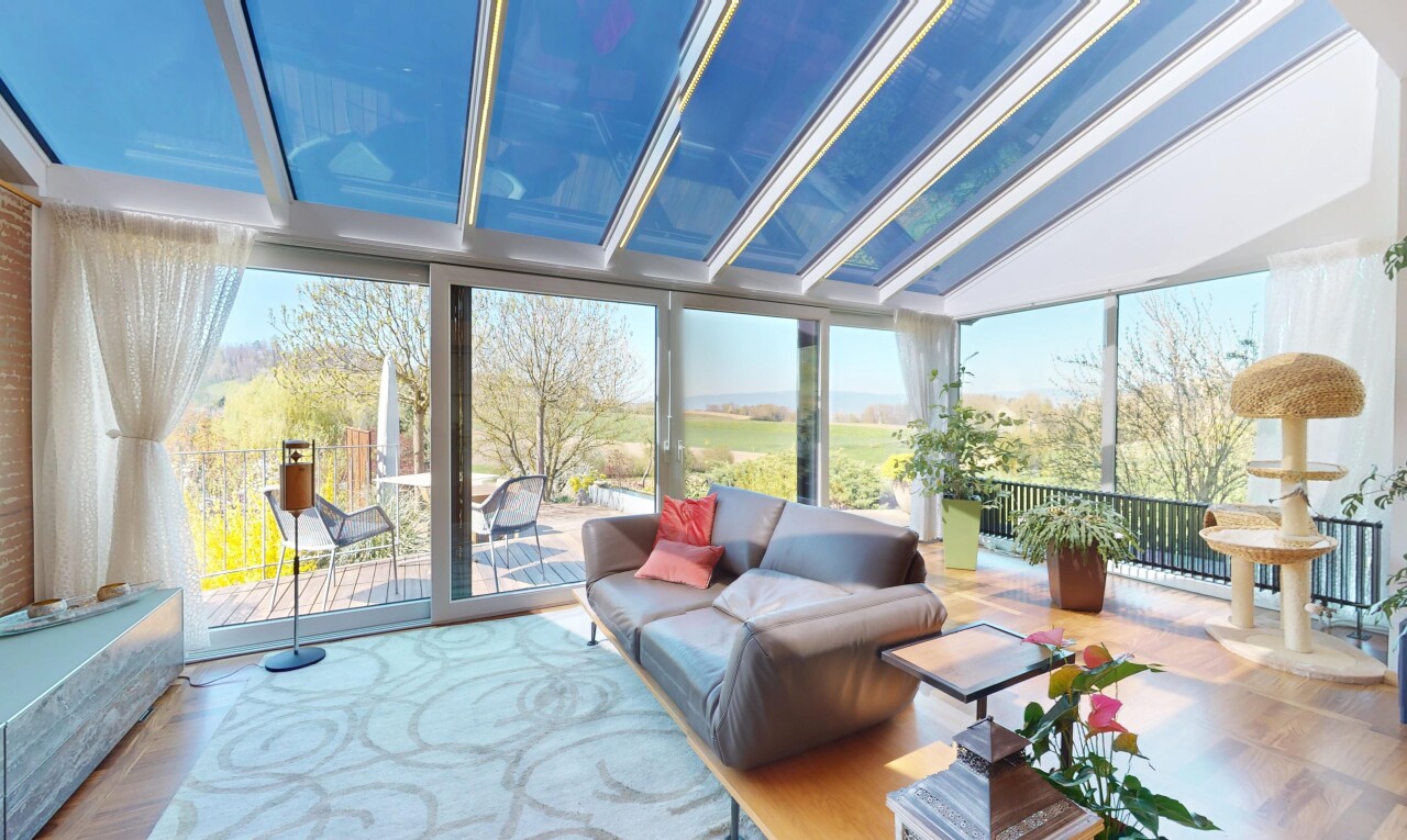 wohnzimmer mit wintergarten, bodendeckenfenster, und natürliches licht
