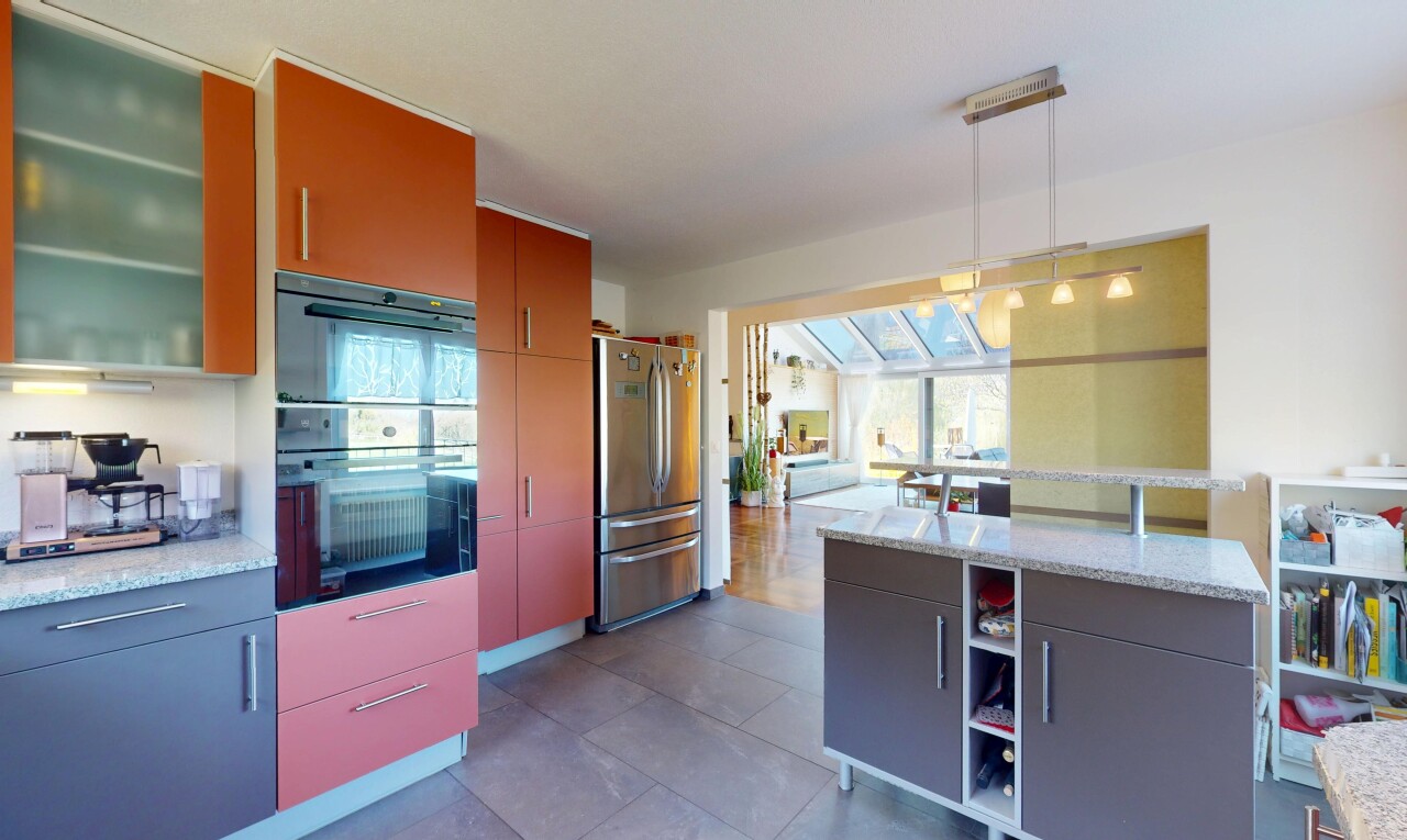 küche mit gipskartonwand, kühlschrank, doppel backofen, und natürliches licht