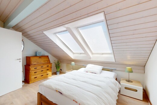 zimmer / schlafzimmer mit zusätzliches zimmer, dachschräge, kühler, dachfenster, und niedrige decke