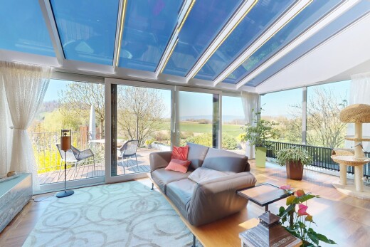 wohnzimmer mit wintergarten, bodendeckenfenster, und natürliches licht