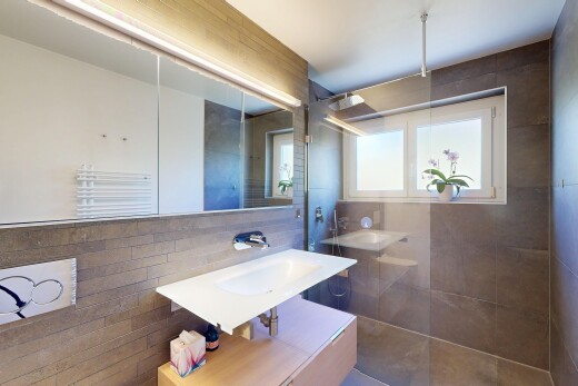 salle de bains avec mur en carrelage, lumière naturelle, miroir, salle de bain complète, et douche