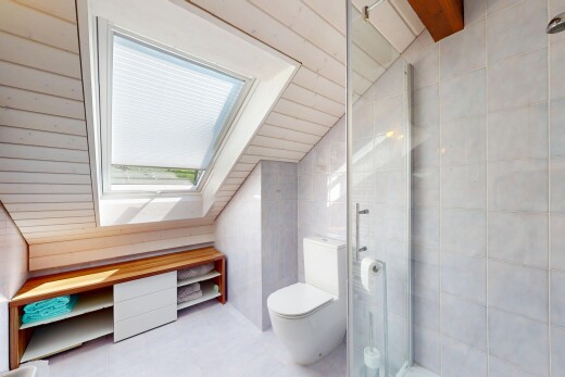 bad mit dachschräge, toilette, dusche, und fliesenwand