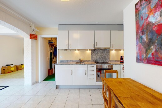 küche mit ofen, küchenrückwand beim herd, weiße schränke, gipskartonwand, und waschbecken