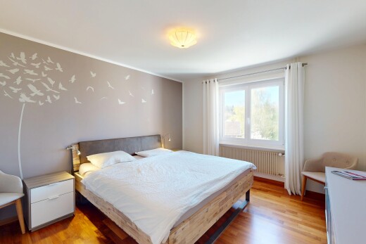 zimmer / schlafzimmer mit holzfußboden, kühler, gipskartonwand, und natürliches licht