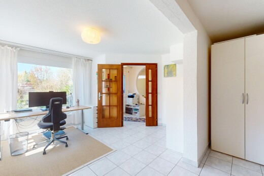 bureau avec espace bureau, lumière naturelle, cloison sèche, et sol en carrelage