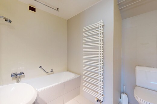salle de bains avec toilette, salle de bain complète, ventilation, et bain