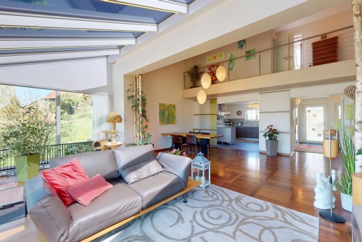 wohn- / esszimmer mit hohe decke, balkendecke, gipskartonwand, und natürliches licht