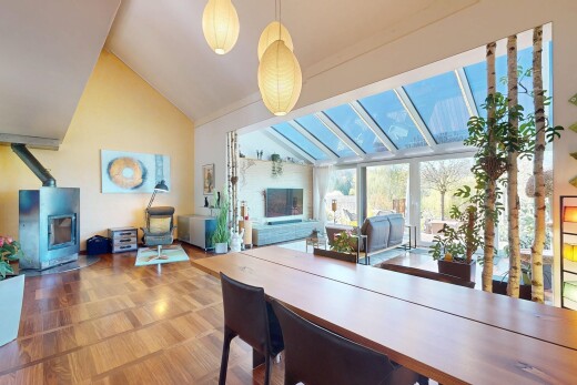 wohn- / esszimmer mit dachschräge, gipskartonwand, holzofen, und natürliches licht