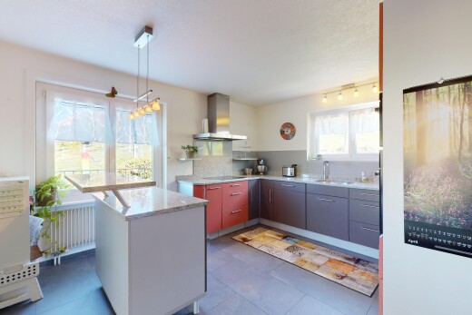 küche mit waschbecken, gipskartonwand, kühler, dunstabzugshaube, und natürliches licht