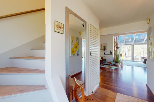 treppe mit holzfußboden, natürliches licht, und gipskartonwand