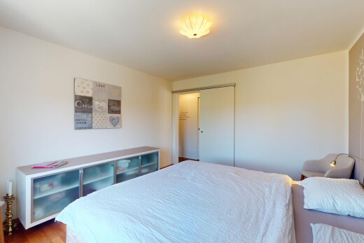 zimmer / schlafzimmer mit holzfußboden, kleiderschrank, und gipskartonwand