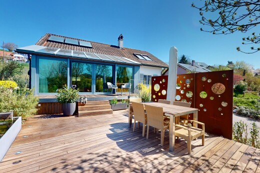 terrasse avec terrasse et coin repas extérieur