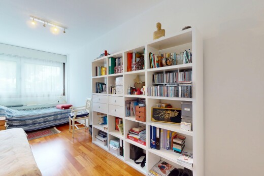 chambre avec natural light, lumière naturelle, wood finish floor, sol en finition bois, et drywall