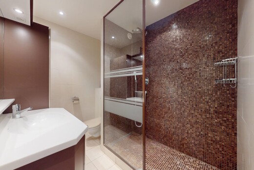 salle de bains avec tile shower, douche, lavabo (ou coiffeuse selon le contexte), salle de bain complète, et tile floor