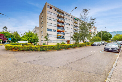 extérieur du bâtiment avec day time, property visible, vue sur le complexe d'appartements, et apartment complex view