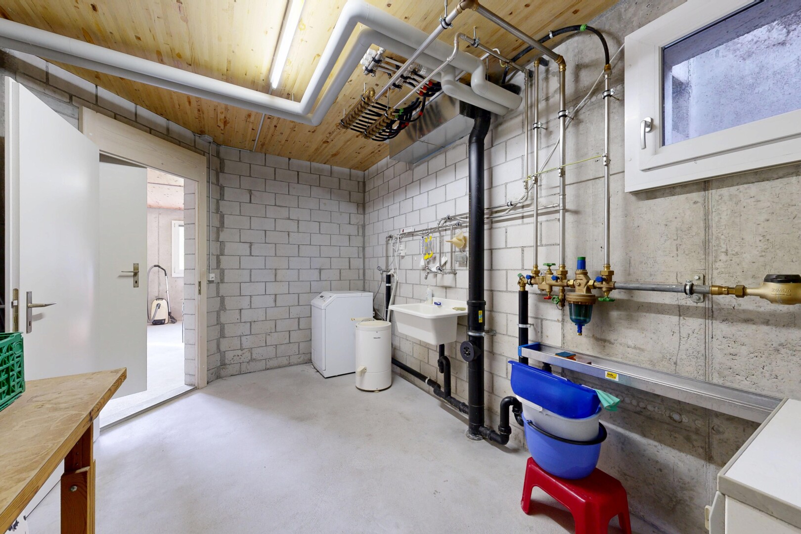 salle de bains avec concrete floor, sol en béton, inside property, sous-sol, et salle de bain complète
