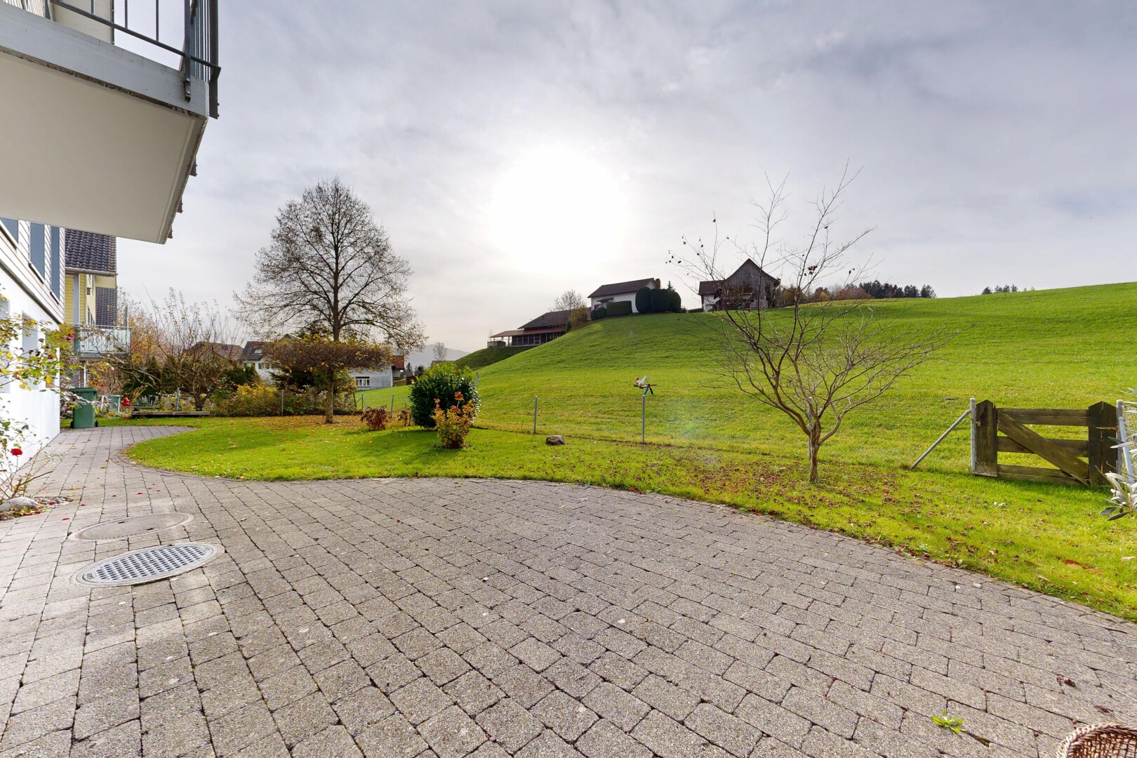 jardin avec pelouse, from property, et balcon