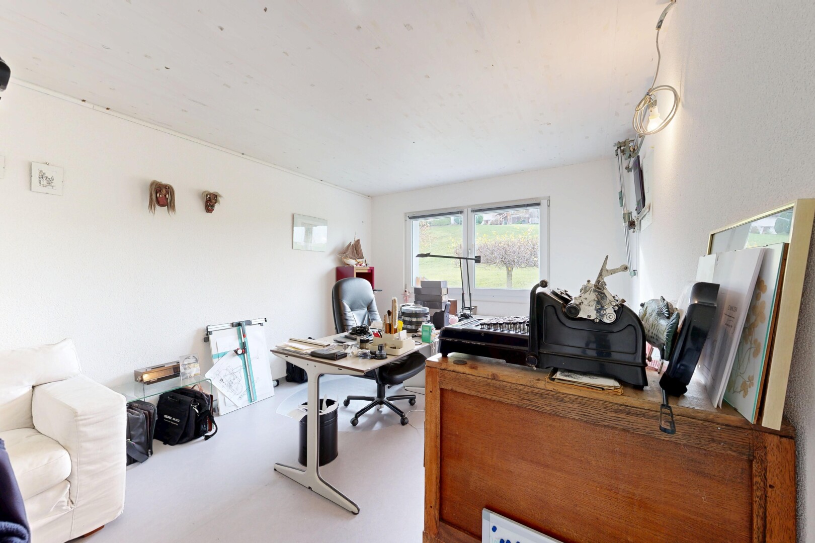 bureau avec inside property, natural light, lumière naturelle, espace bureau, et drywall