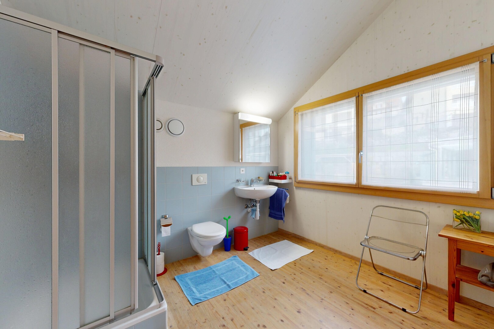 salle de bains avec salle de bain complète, sol en finition bois, wood finish floor, inside property, et plafond voûté