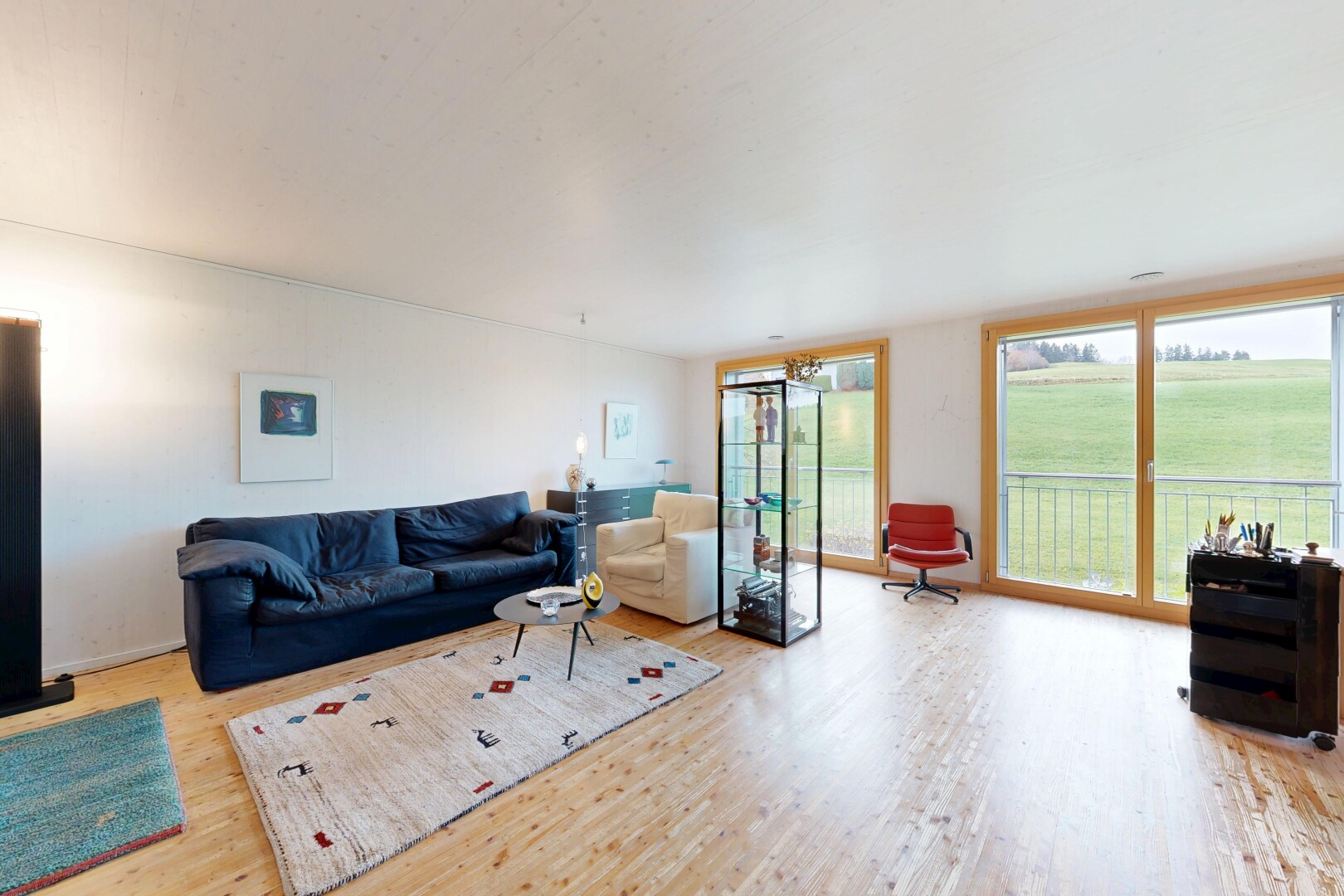 salon avec inside property, wood finish floor, sol en finition bois, natural light, et lumière naturelle