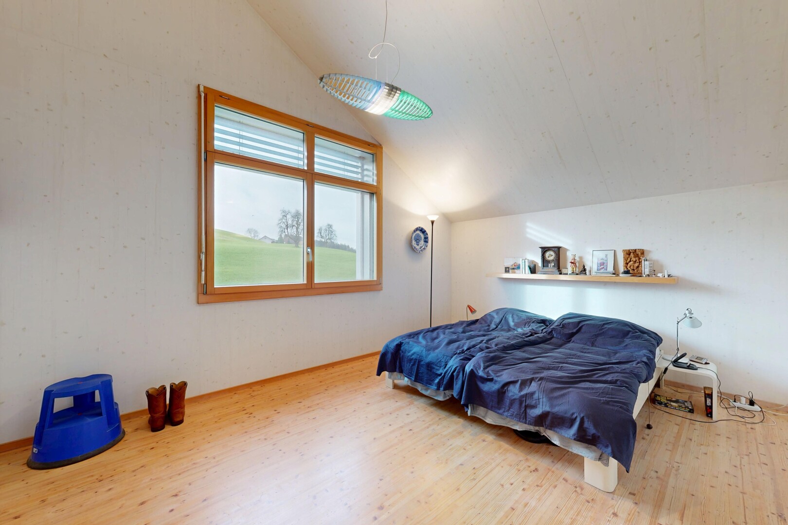 chambre avec lumière naturelle, natural light, plafond voûté, vaulted ceiling, et pièce supplémentaire