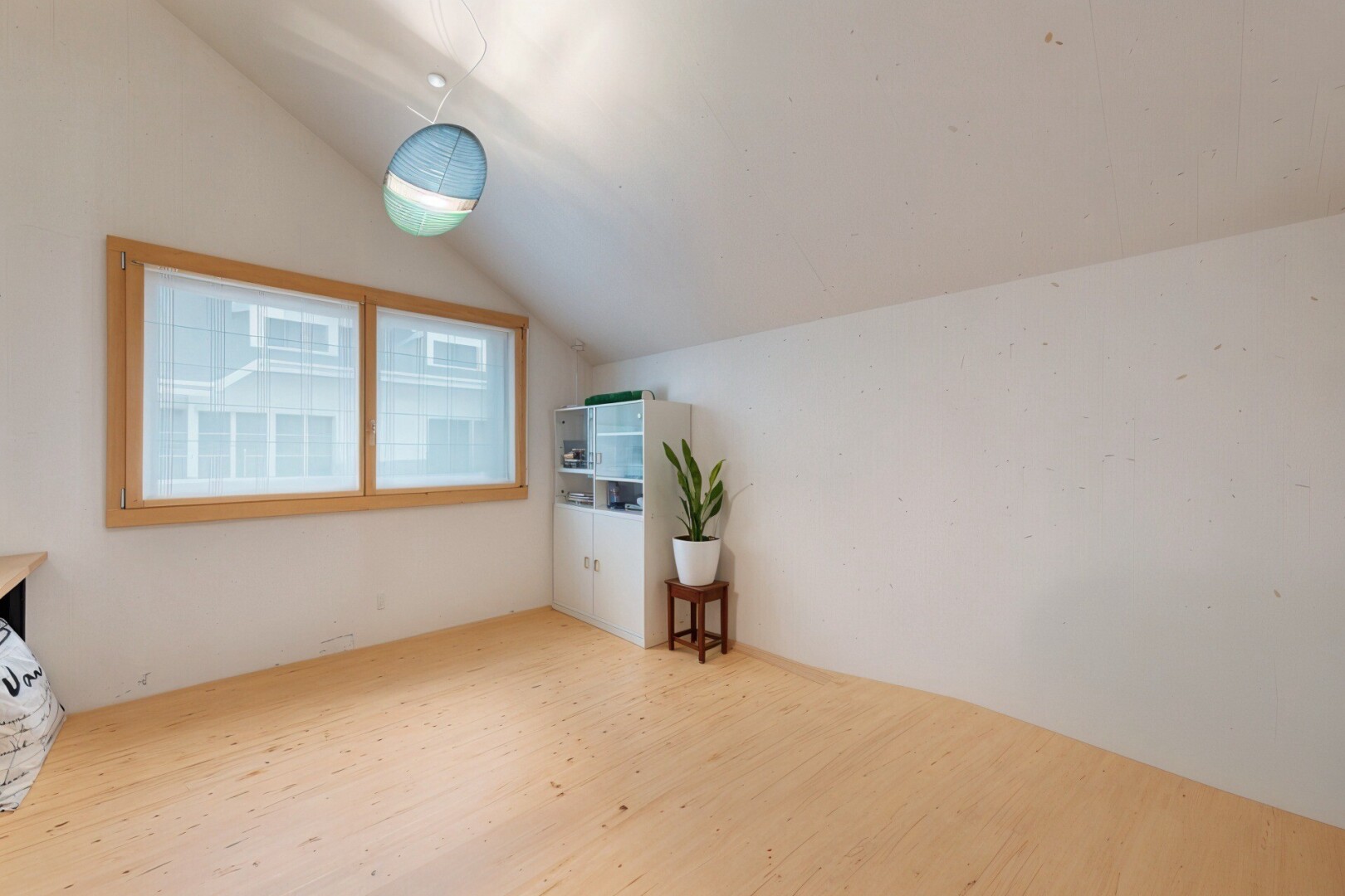 pièce vide avec vaulted ceiling, plafond voûté, inside property, natural light, et lumière naturelle