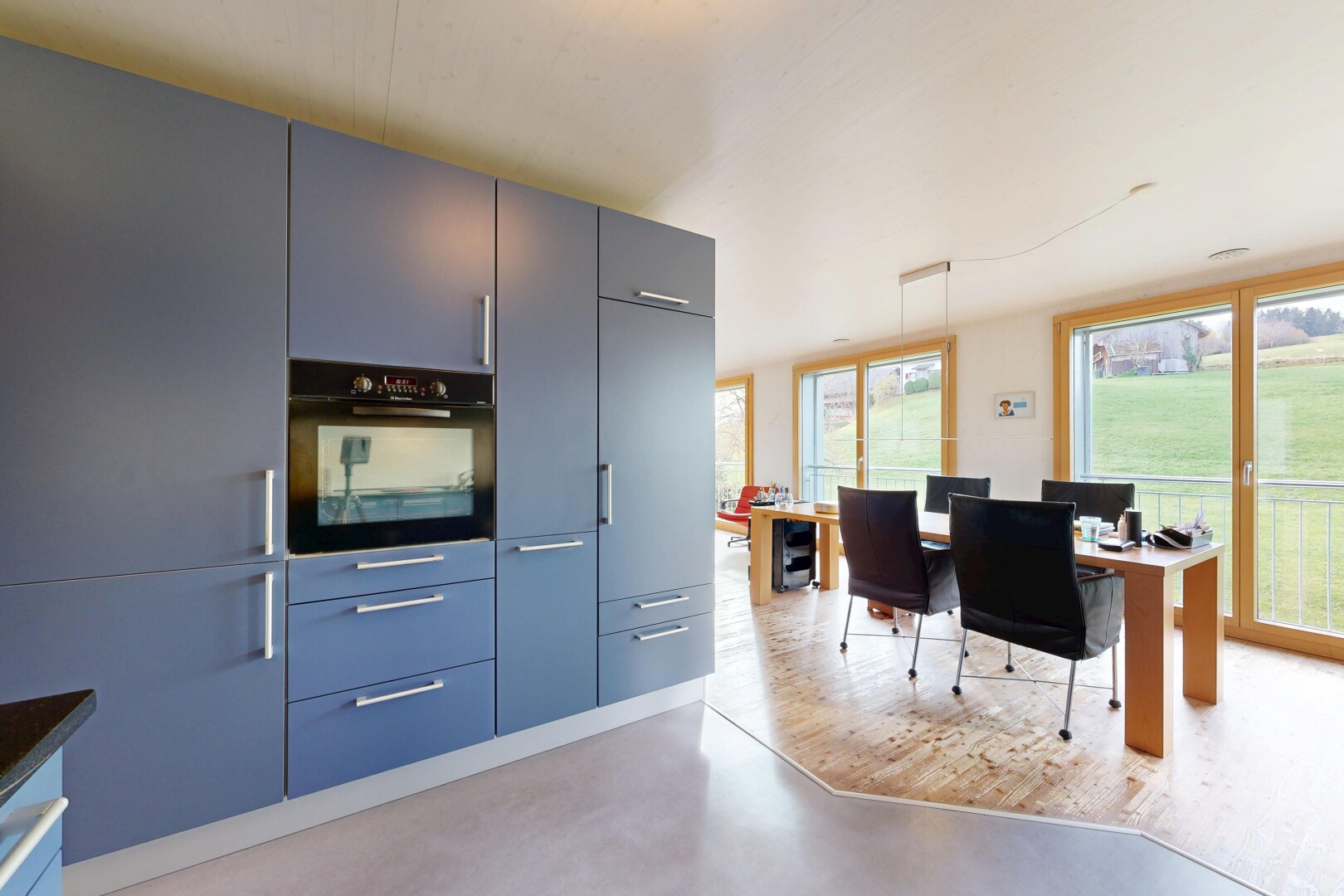 cuisine avec four, plans de travail, finished concrete floor, natural light, et lumière naturelle