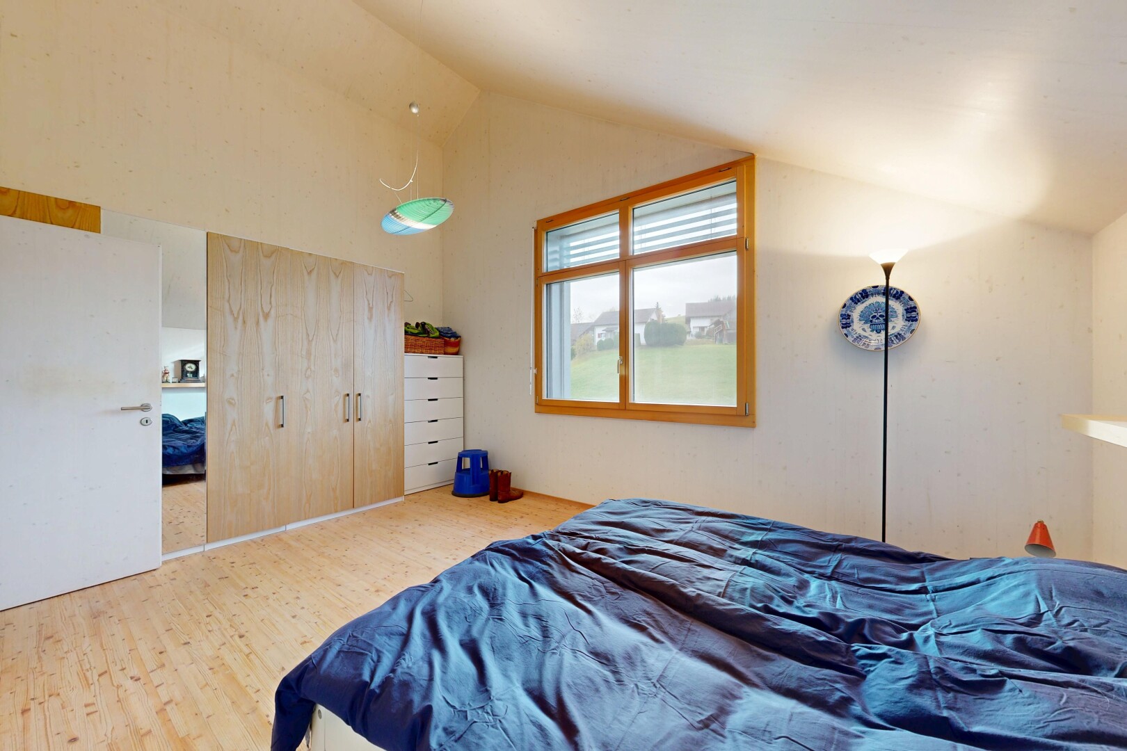 chambre avec plafond voûté, vaulted ceiling, inside property, sol en finition bois, et wood finish floor