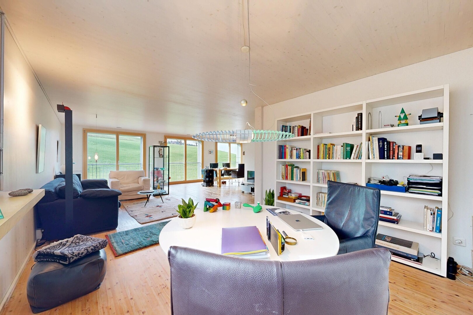 salon avec inside property, wood finish floor, sol en finition bois, drywall, et cloison sèche