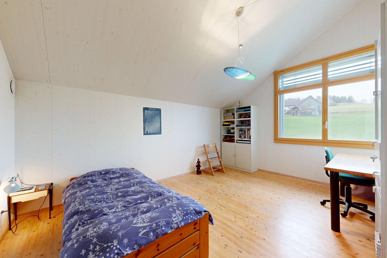 chambre avec pièce supplémentaire, inside property, wood finish floor, sol en finition bois, et natural light