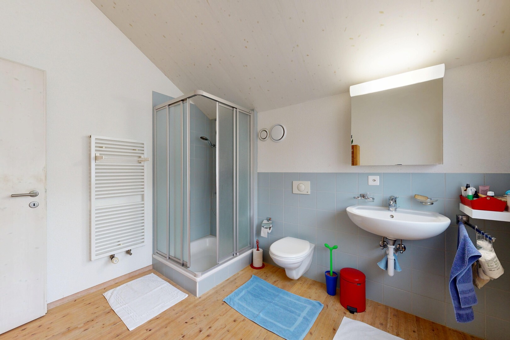 salle de bains avec radiateur, salle de bain complète, inside property, douche, et sol en finition bois