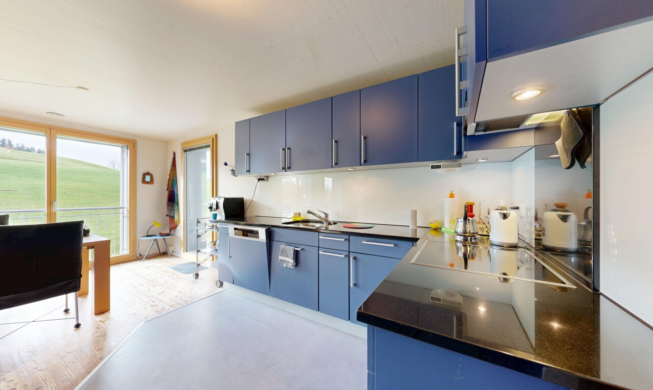 cuisine avec armoires bleues, inside property, plaque de cuisson, natural light, et lumière naturelle