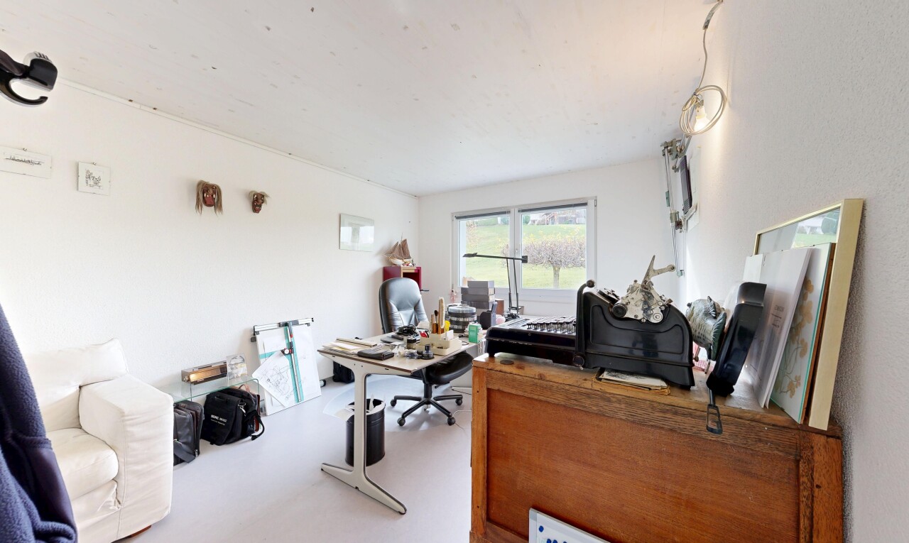 bureau avec inside property, natural light, lumière naturelle, espace bureau, et drywall