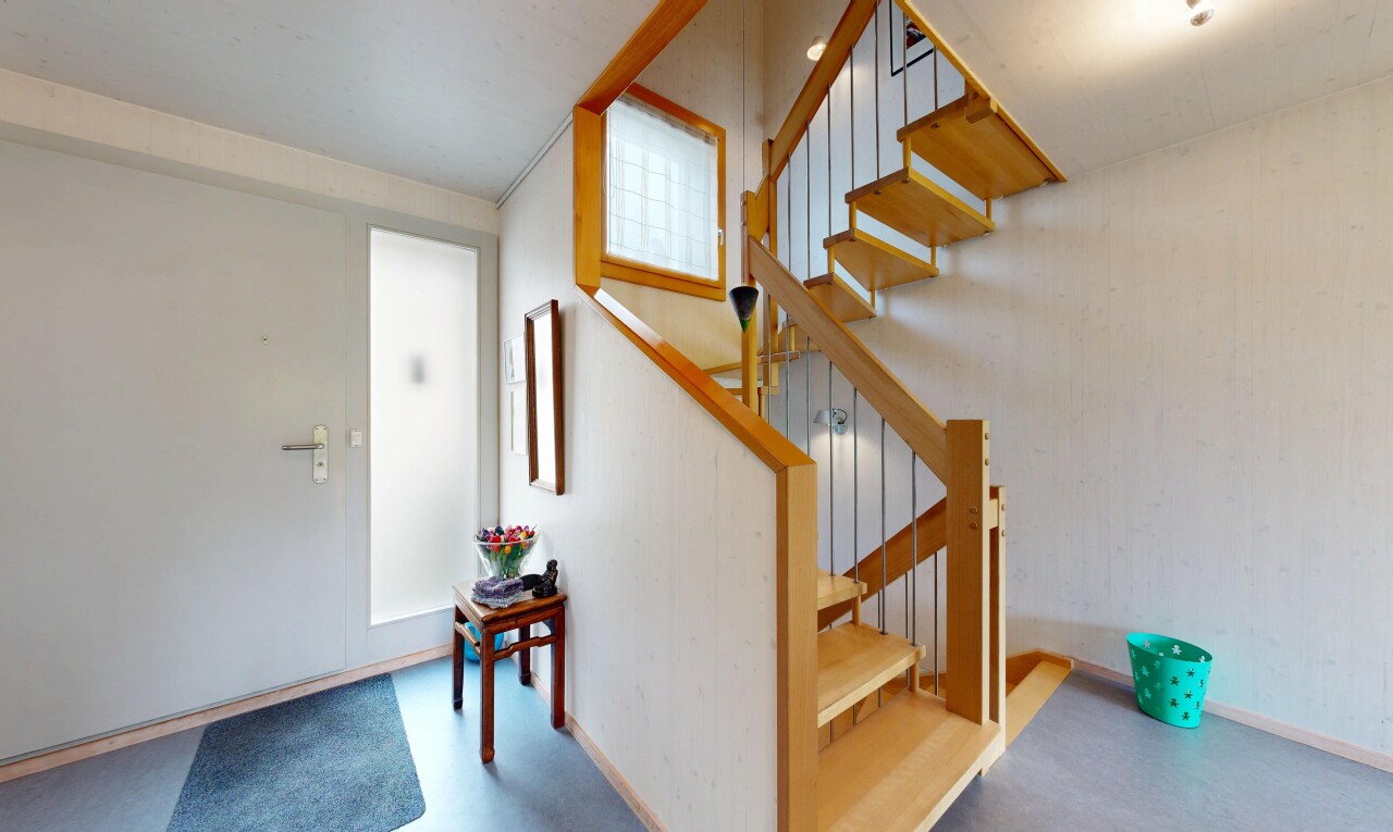escaliers avec inside property, escaliers, baseboards wall, et plinthes murales