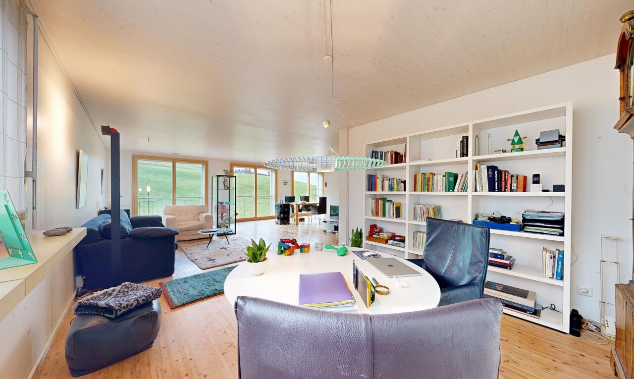 salon avec inside property, wood finish floor, sol en finition bois, drywall, et cloison sèche